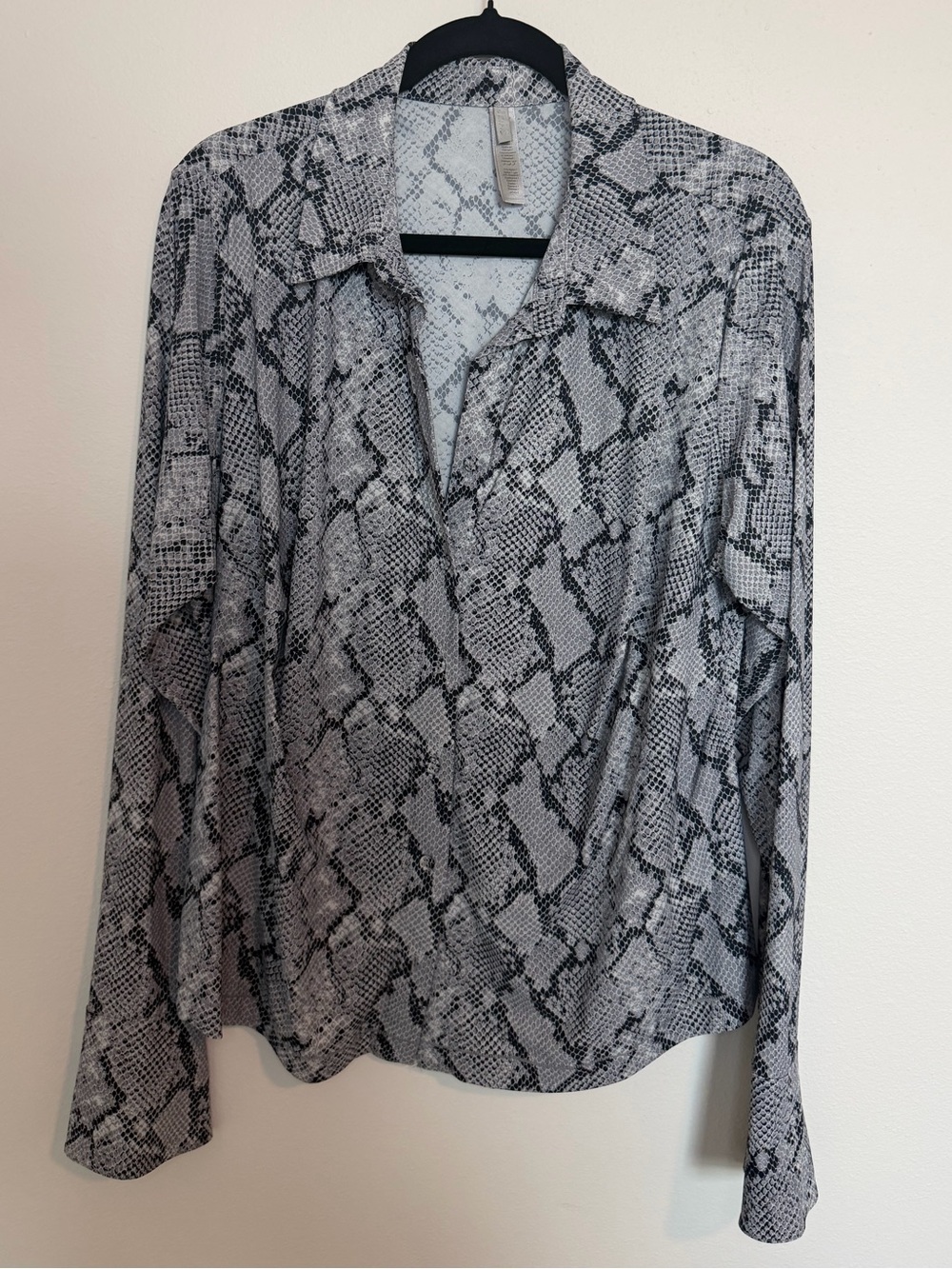 NWOT SET SKIMS Snake Print Long-Sleeve Blouse 2X & skort XL